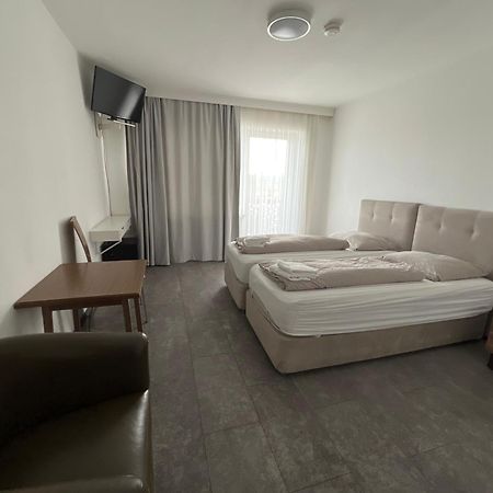 F Hotel 24H Check-In Hörsching Kültér fotó