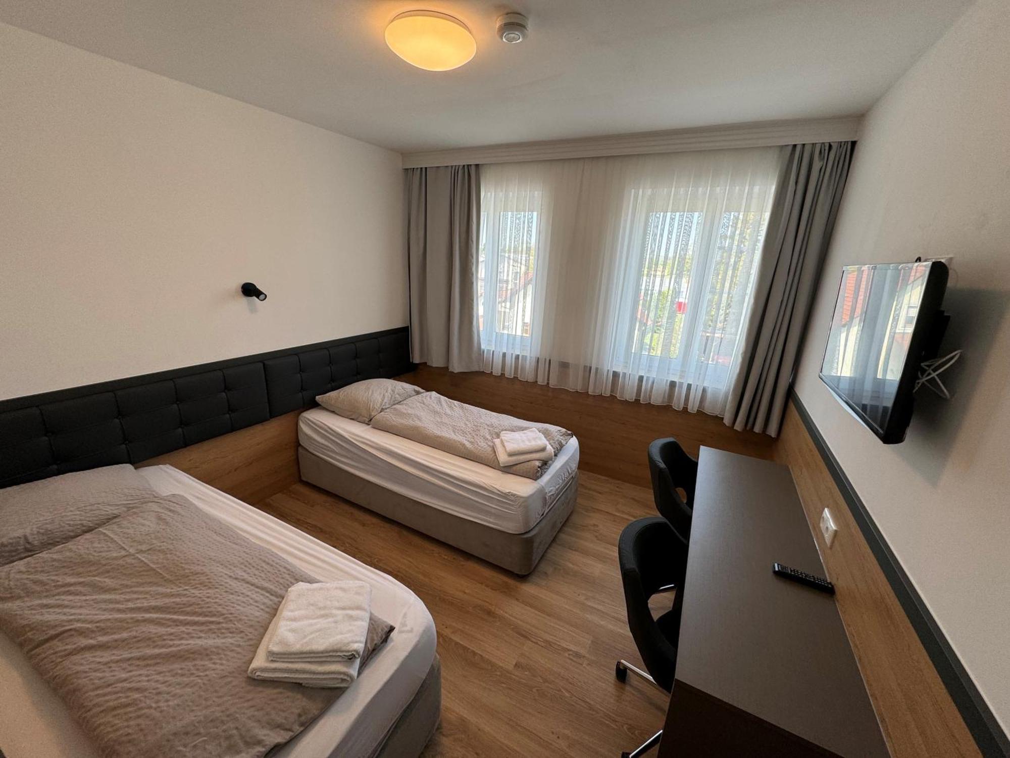 F Hotel 24H Check-In Hörsching Kültér fotó
