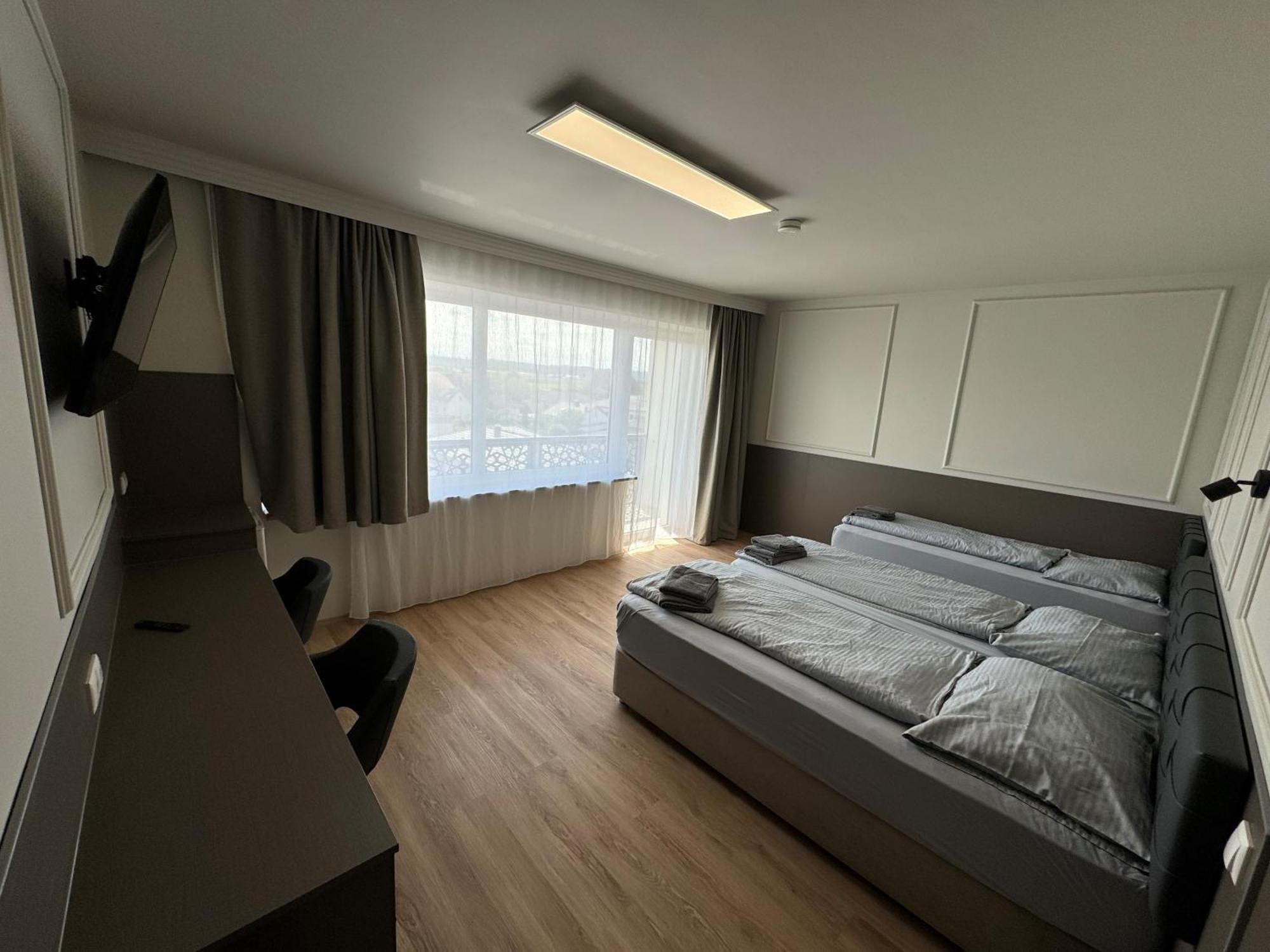 F Hotel 24H Check-In Hörsching Kültér fotó