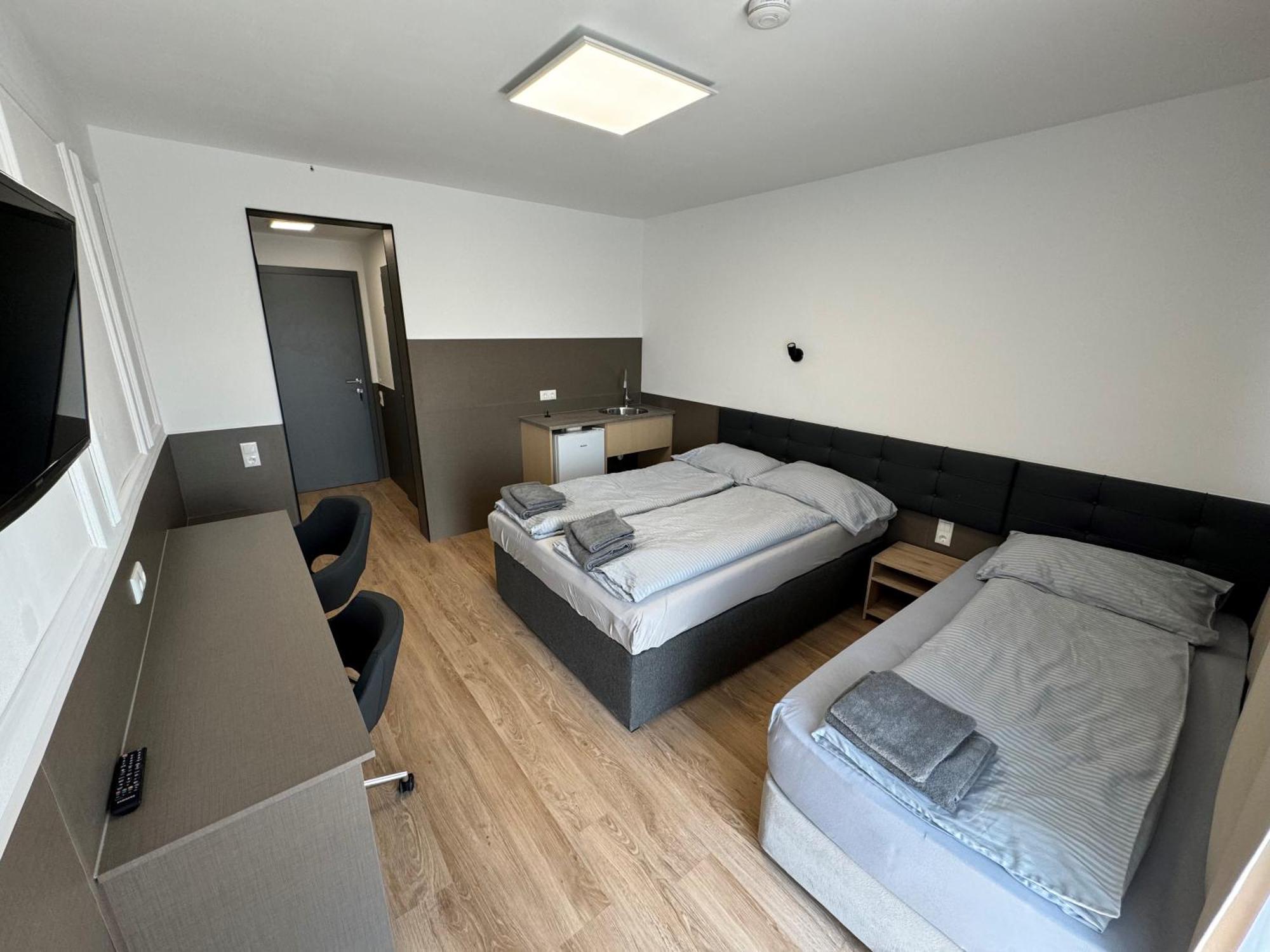 F Hotel 24H Check-In Hörsching Kültér fotó