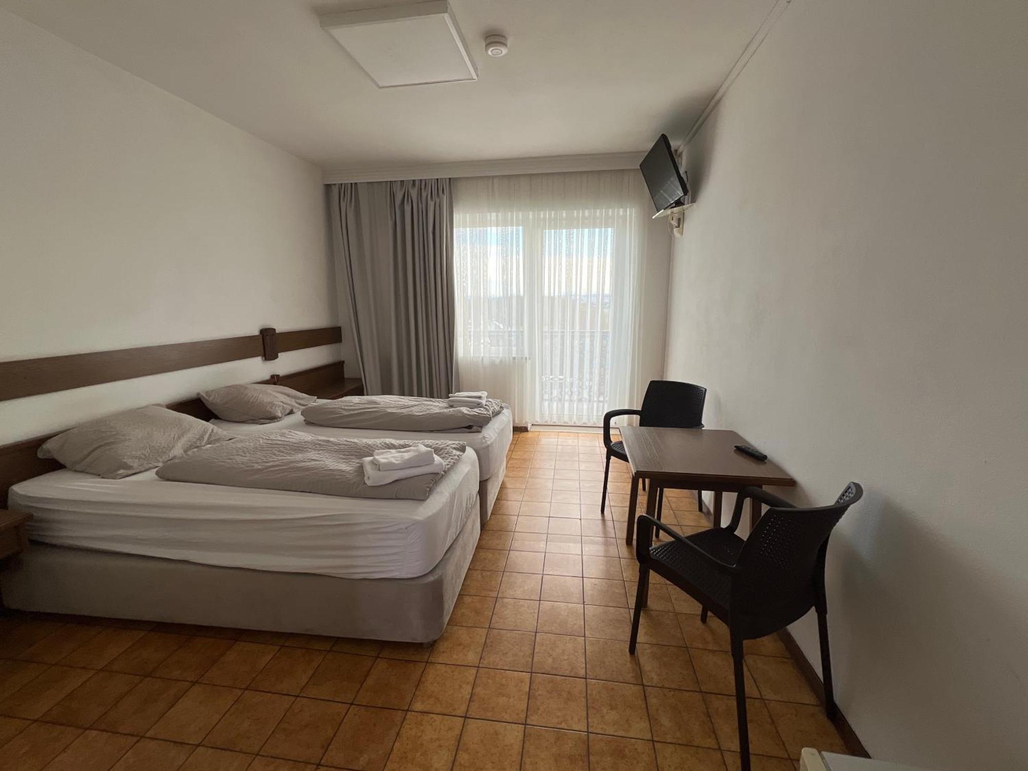 F Hotel 24H Check-In Hörsching Kültér fotó