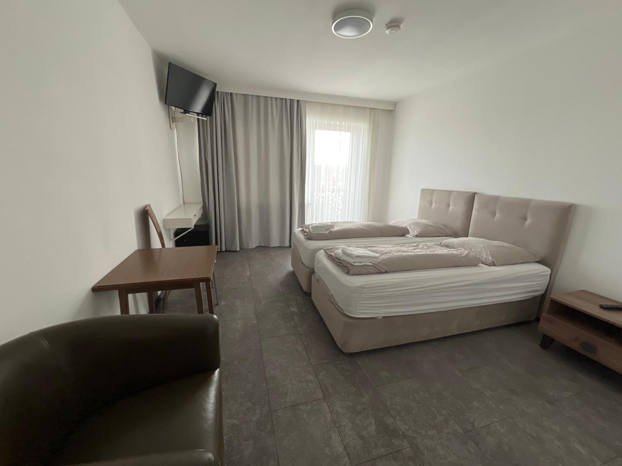 F Hotel 24H Check-In Hörsching Kültér fotó