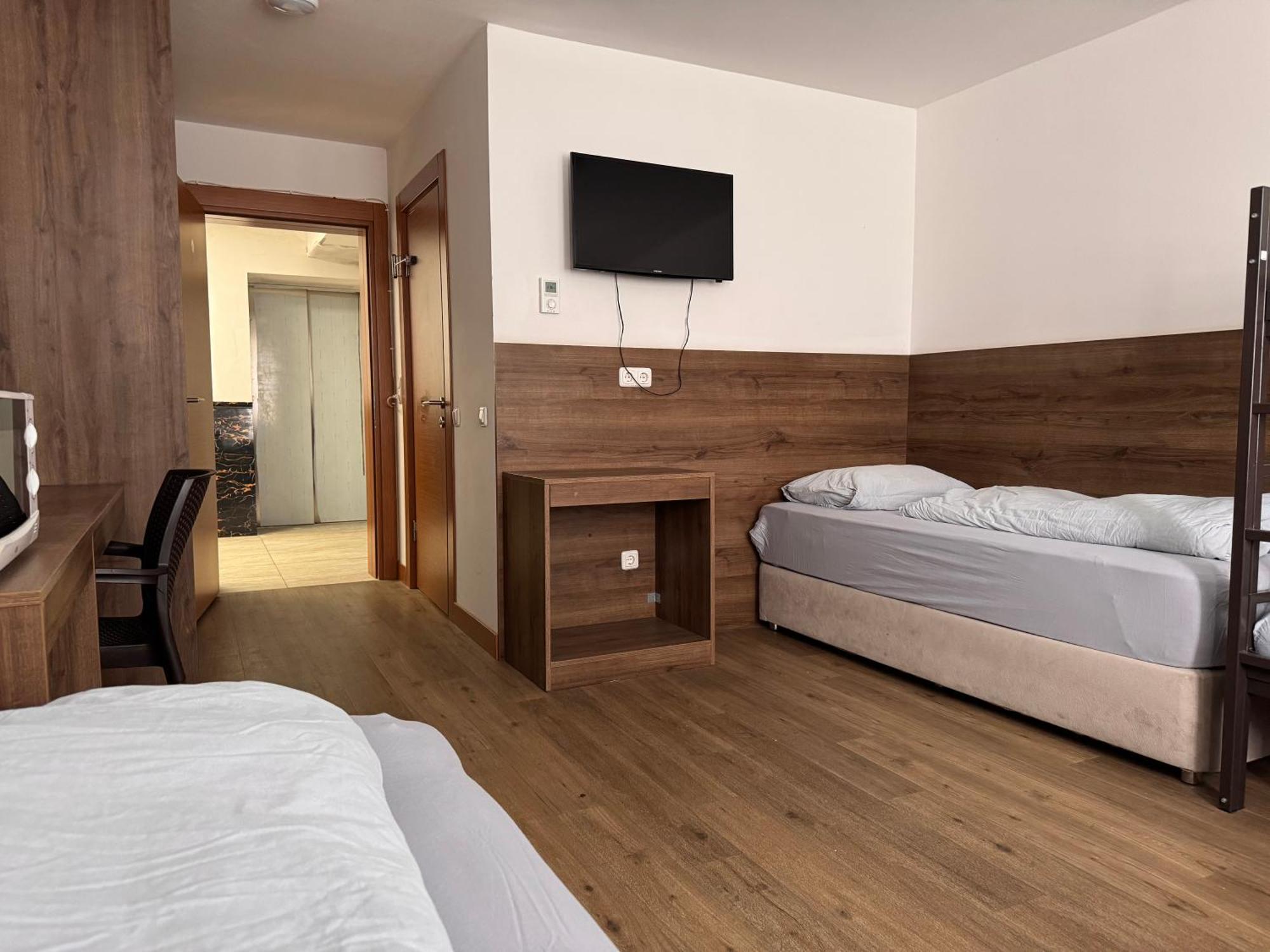 F Hotel 24H Check-In Hörsching Kültér fotó